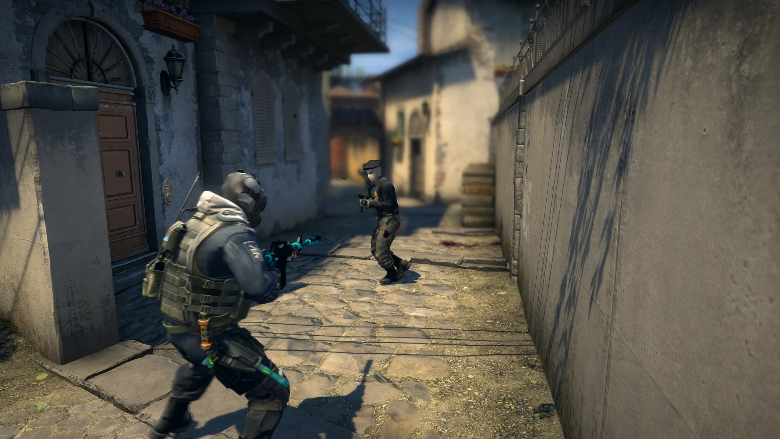 Two players face each other in an alley on Inferno